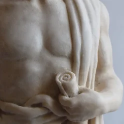 Scultura di torso con drappeggio