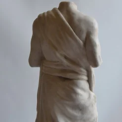 Scultura di torso con drappeggio
