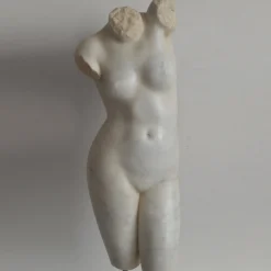 Scultura di torso femminile