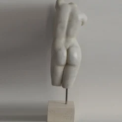 Scultura di torso femminile
