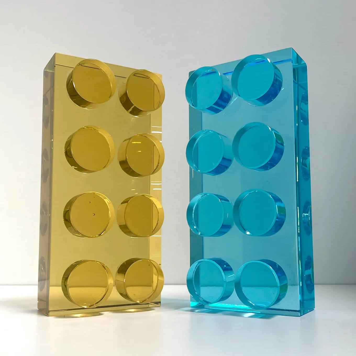 Scultura in cristallo blu fatta a mano in mattoni