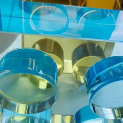 Scultura in cristallo blu fatta a mano in mattoni