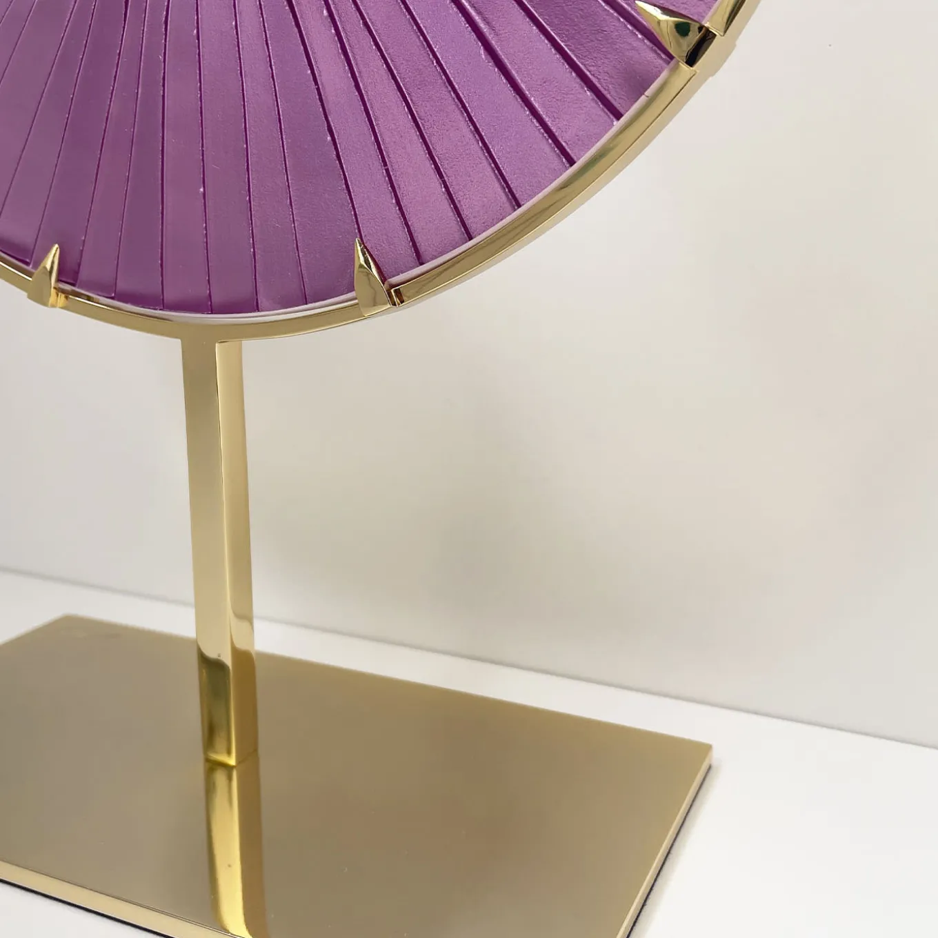 Scultura in cristallo viola Eye