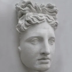 Scultura in gesso con maschera di Apollo