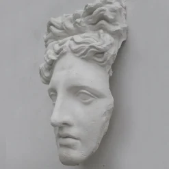 Scultura in gesso con maschera di Apollo
