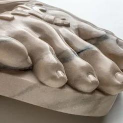 Scultura in gomma del piede di Hermes