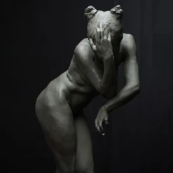 Scultura in resina grigio chiaro Ewe