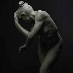 Scultura in resina grigio chiaro Ewe