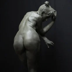 Scultura in resina grigio chiaro Ewe