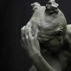 Scultura in resina grigio chiaro Ewe