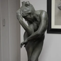 Scultura in resina grigio chiaro Ewe