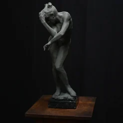 Scultura in resina grigio scuro Ewe