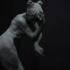 Scultura in resina grigio scuro Ewe