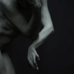 Scultura in resina grigio scuro Ewe