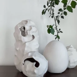 Scultura in terracotta patinata bianca Attimo