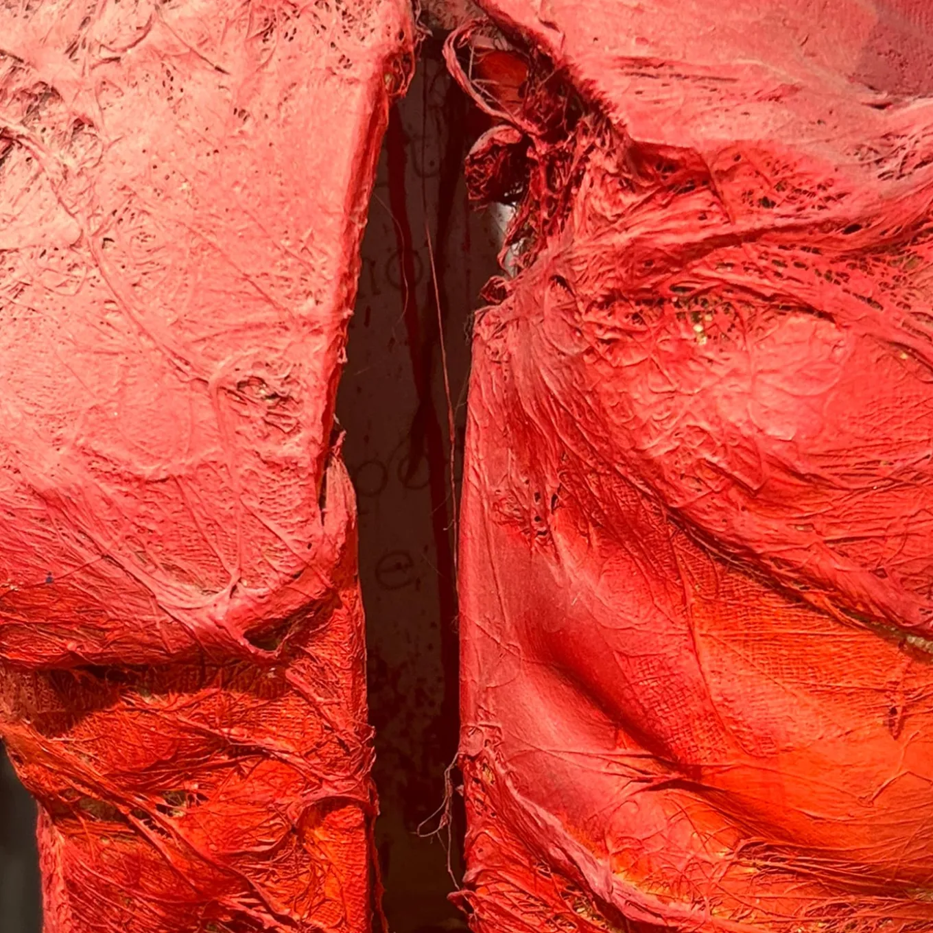 Scultura in terracotta rossa SALVA/gente