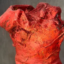 Scultura in terracotta rossa SALVA/gente