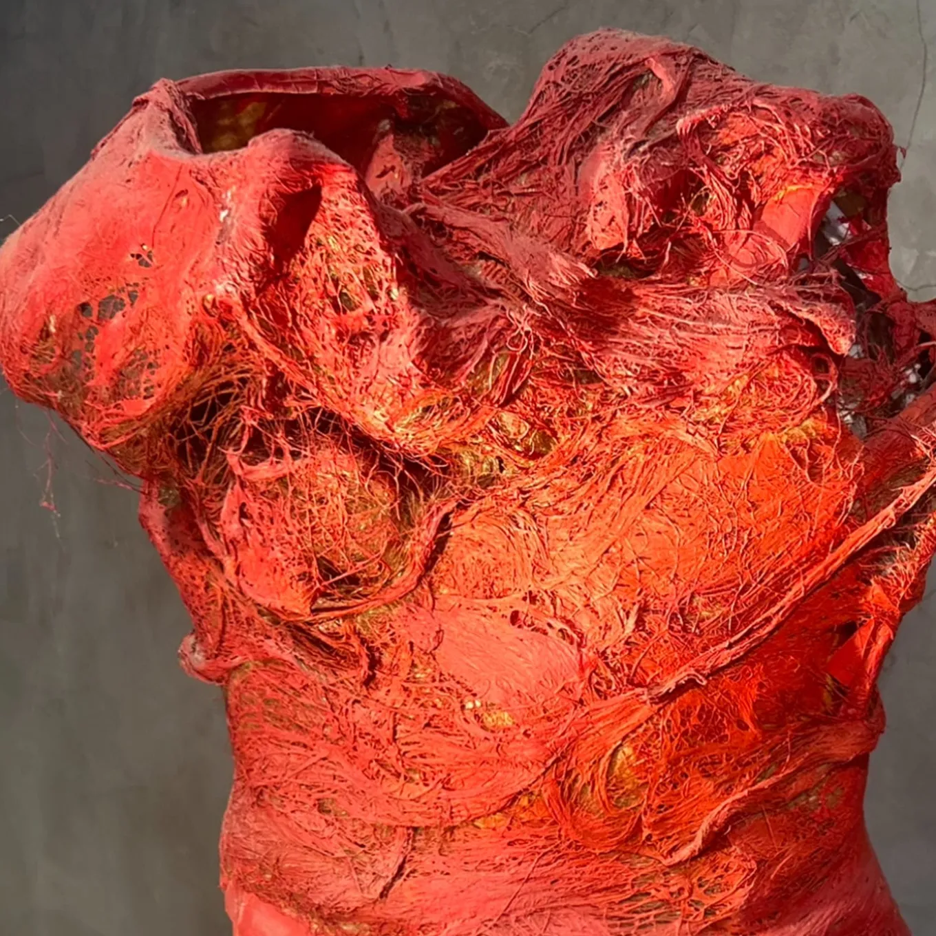 Scultura in terracotta rossa SALVA/gente