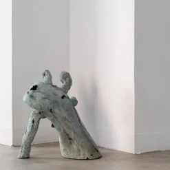 Scultura The leaning outcast