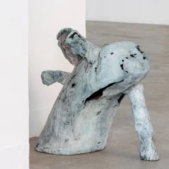 Scultura The leaning outcast