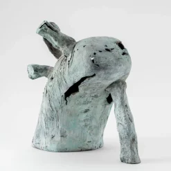 Scultura The leaning outcast