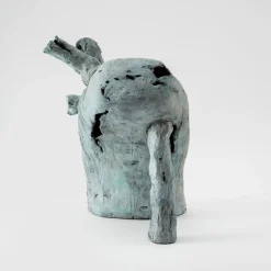 Scultura The leaning outcast