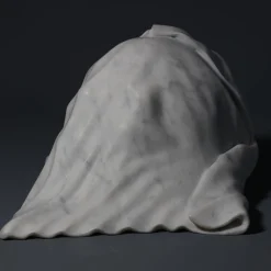 Scultura To Be Or Not To Be in marmo di Carrara