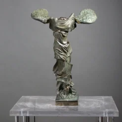 SculturaNike di Samotracia sfaccettata in bronzo