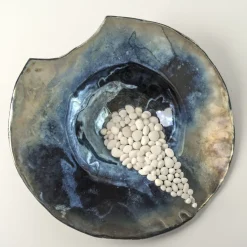 Scultura/piatto in ceramica policroma Incanto Notturno di Nino Basso