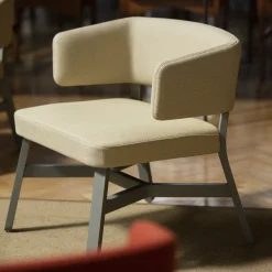Sedia Croissant 572 Beige di Emilio Nanni