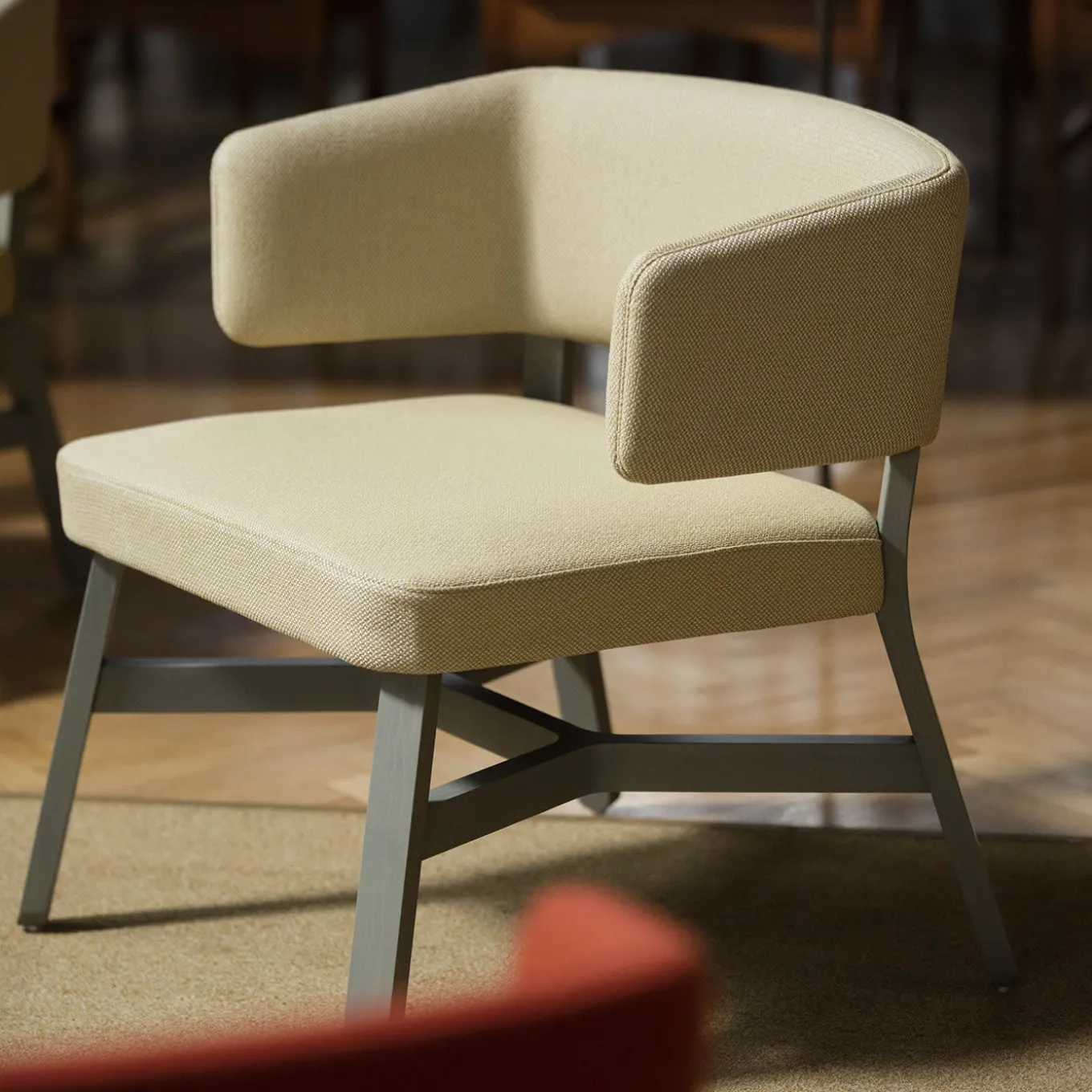 Sedia Croissant 572 Beige di Emilio Nanni