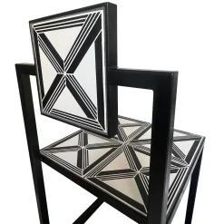 Sedia da esterno Trellis con piastrelle bianche e nere