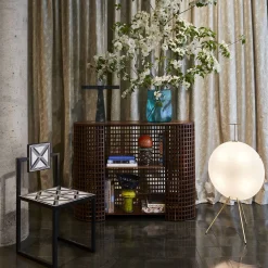 Sedia da esterno Trellis con piastrelle bianche e nere