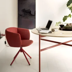 Sedia da ufficio rossa non piccola