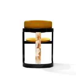 Sedia Essa in velluto giallo e legno nero lucido con intarsi in corno