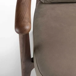 Sedia Lounge Greta Canaletto in noce e pelle grigia con braccioli