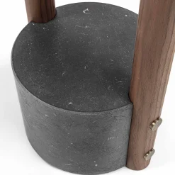 Servomuto Patrick in legno di noce con base in marmo nero