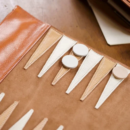 Set Backgammon da viaggio in pelle caramello