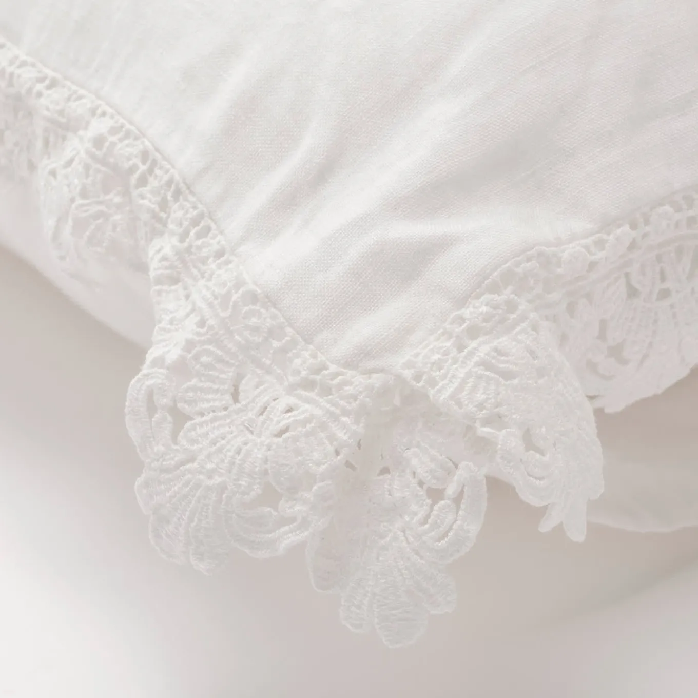 Set da letto in lino bianco con pizzo siciliano