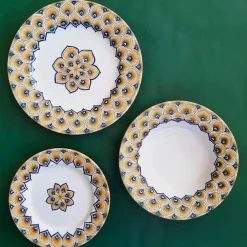 Set da pranzo in maiolica con piume di pavone giallo