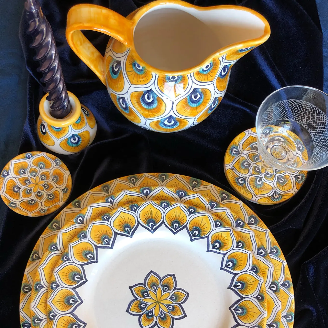 Set da pranzo in maiolica con piume di pavone giallo