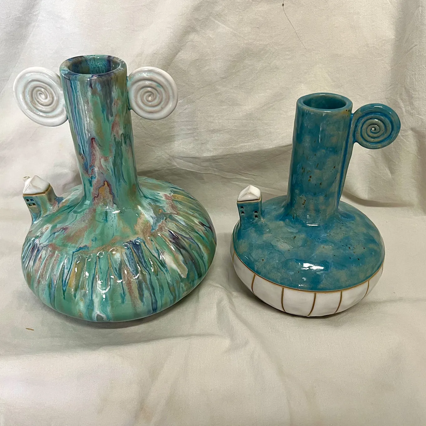 Set di 2 Anfore Spirali nel Tempo in Ceramica Azzurra della Collezione Micromondo