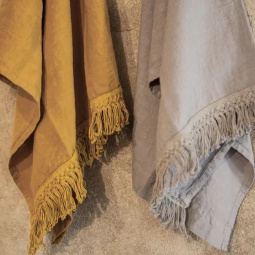Set di 2 asciugamani in lino senape con lunghe frange