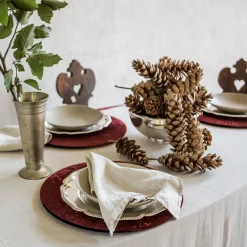 Set di 4 copripiatti rotondi in velluto rosso con supporto in legno