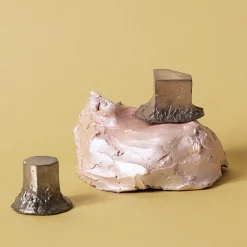 Set di 4 pomelli in ottone per porte Solido #4 di Nicole Valenti