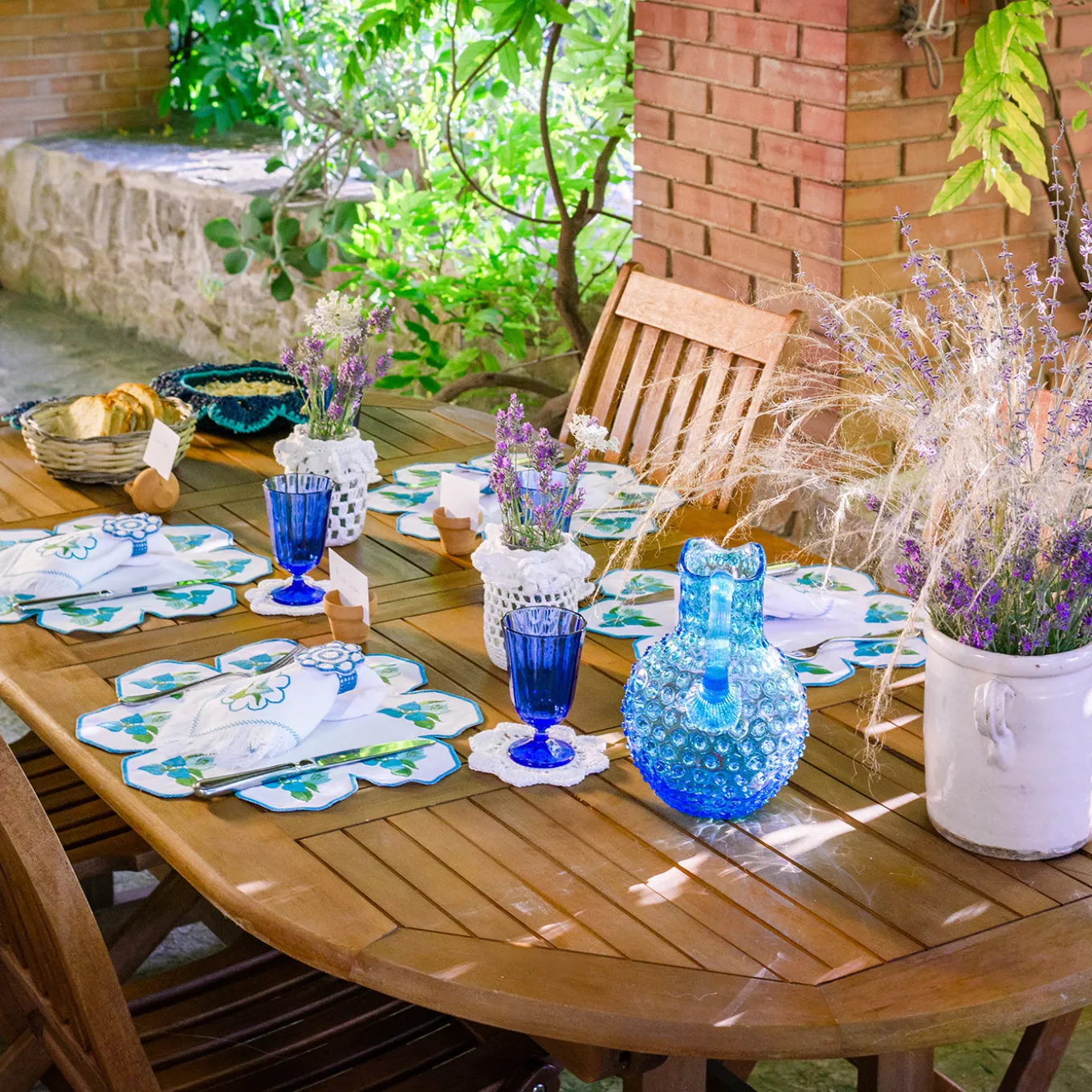 Set di 2 Sotto piatti rotondi Bougainville bianchi e azzurri in lino