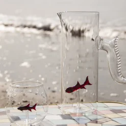 Set di brocca a forma di pesciolino rosso e quattro bicchieri a forma di pesciolino rotondo