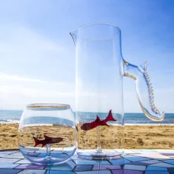 Set di brocca a forma di pesciolino rosso e quattro bicchieri a forma di pesciolino rotondo