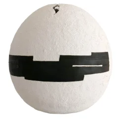Sfera di cemento bianco con inserti geometrici neri