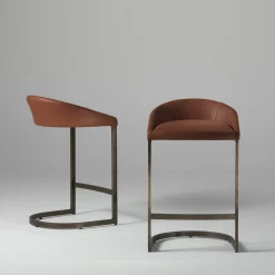 Sgabello alto Sign in pelle marrone con base in ottone finitura bronzo
